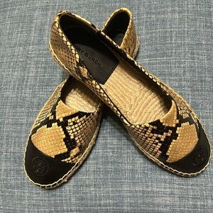 TORY BURCH, COLOR BLOCK FLAT SNAKE PRINT ESPADRILLES SAND DRIFT/ PERFECT BLACK 6